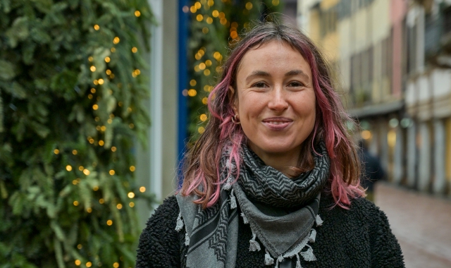 Caterina Alessandra “Kaj” Dolci la bassista delle Bambole di Pezza, gruppo che sarà in gara al Festival di Sanremo, ritratta in centro a Varese (foto Stefano Benvegnù)