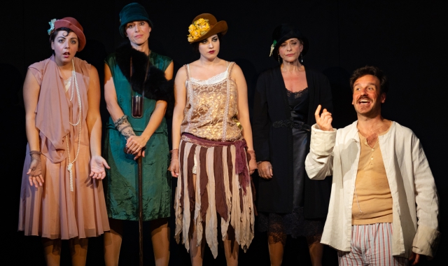 Gli attori in scena (foto Giuseppe D’Anna): da sinistra Antonella Prisco, Miriam Candurro, Gina Amarante, Luisa Amatucci e Peppe Romano