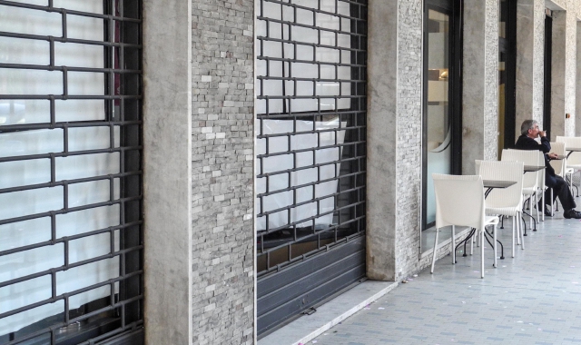 Il commercio di vicinato è sempre più in difficoltà nel cuore di Castellanza: tanti i negozi che restano sfitti a causa della crisi che colpisce un po’ tutte le categorie