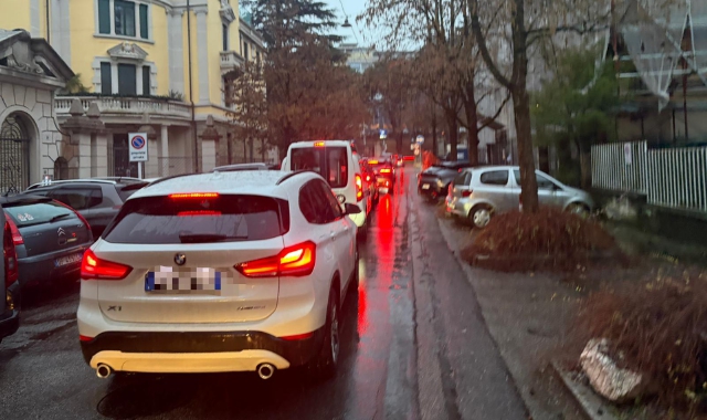 Varese, sbarra giù: tutti in coda in via Tamagno