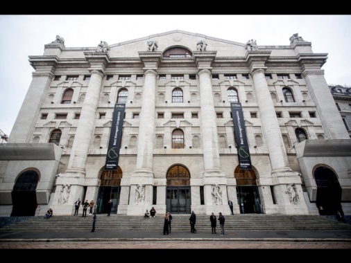 Borsa: Milano amplia il calo (-0,7%), pesano Buzzi e Moncler, sprint di Stm