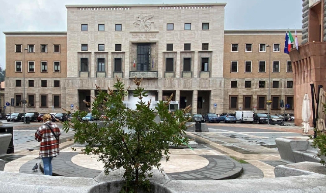 Luigi Giovanni Carcano (più a destra nella foto di Angelo Puricelli), imprenditore, suggerisce il rilancio della città “passando” anche da un nuovo utilizzo di importanti edifici, come la sede della Camera di Commercio o le Ville Ponti 