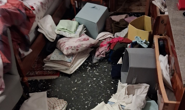 Sopra, una gazzella dei carabinieri pronta a intervenire. A lato, la casa di Verghera messa a soqquadro dai ladri