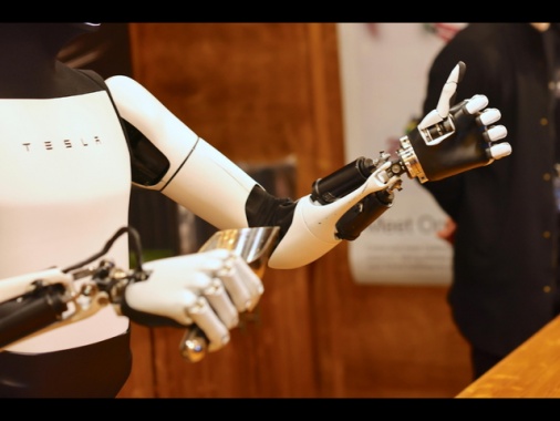Tesla dice addio a Model X e Model S, spazio a robot umanoidi