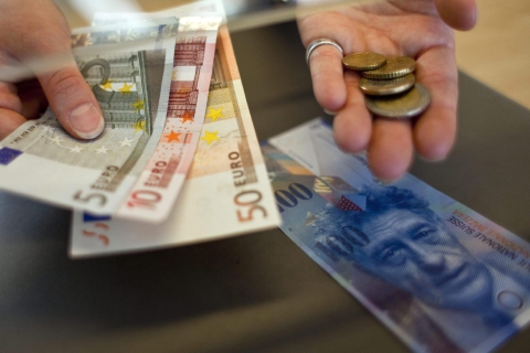 Il franco svizzero non si ferma più. Altro record