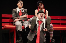 Una grande panchina per un viaggio tra passato e futuro