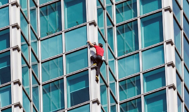 Senza corde sul grattacielo: show da brividi