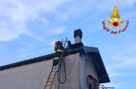 Incendio sul tetto: intervento dei vigili del fuoco