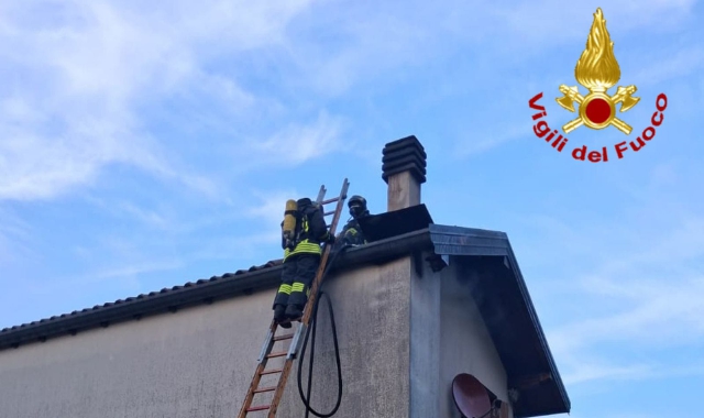 L’intervento dei vigili del fuoco ha scongiurato il propagarsi delle fiamme al resto del tetto
