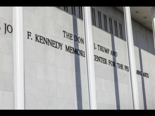 Trump chiude per 2 anni il Kennedy Center per lavori