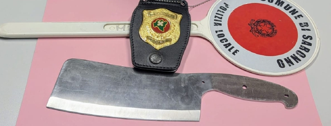 Gira con la mannaia nei pantaloni: denunciato