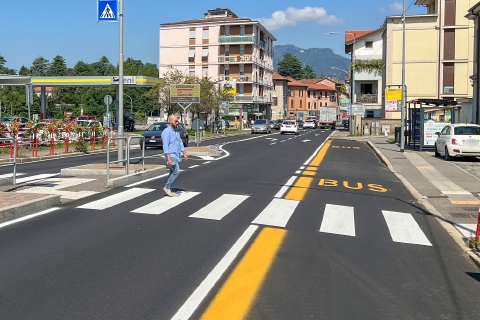 Rompe i vetri di due auto e un bus: arrestato e scarcerato