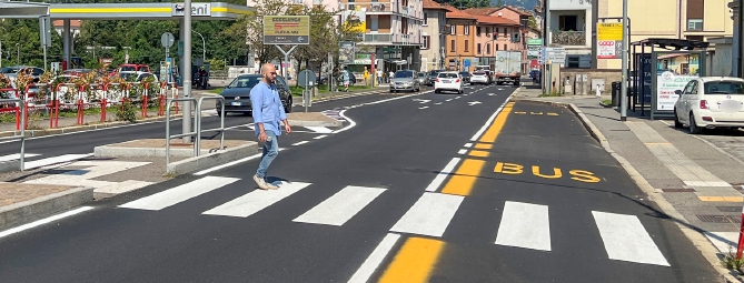 Rompe i vetri di due auto e un bus: arrestato e scarcerato