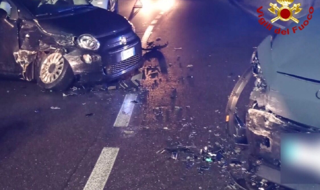 Scontro tra auto, coinvolti due giovani