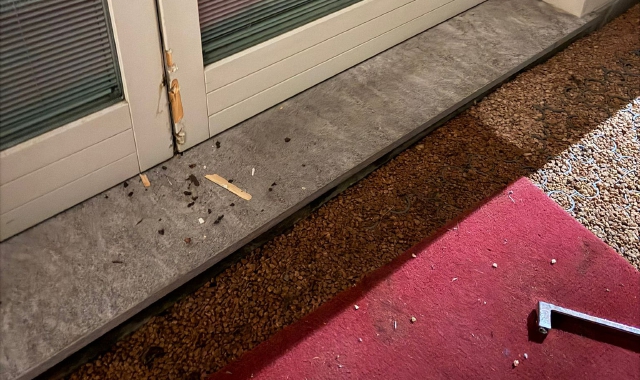 L’abitazione violata con le impronte sulla parete esterna sotto la finestra e i danni causati dai ladri che hanno tentato di aprire più varchinella villa 