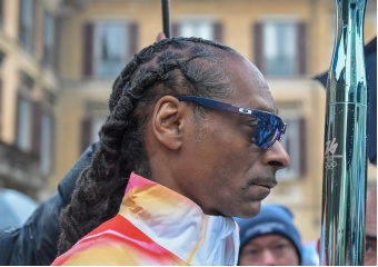 Le treccine, la torcia, le mosse: Snoop Dogg all'improvviso (VIDEO) 5