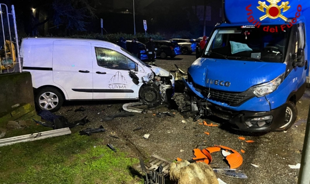 Furgone contro auto in sosta, danneggiato anche un contatore del gas