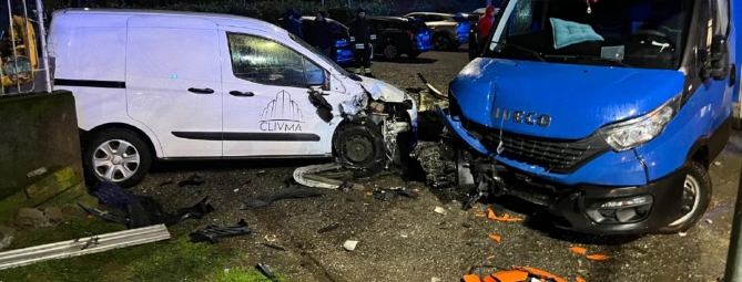 Furgone contro auto in sosta, danneggiato anche un contatore del gas