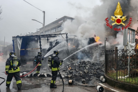 Tir in fiamme tra Varese e Gazzada. Il Comune: «Tenete chiuse le finestre»