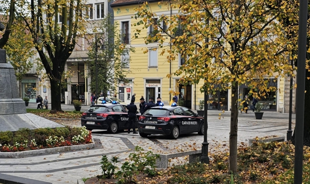 Un intervento dei carabinieri nel centro di Tradate  (foto archivio)