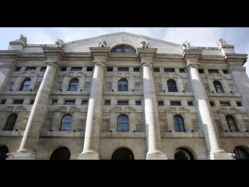 Borsa: Milano apre poco mossa (+0,01%)