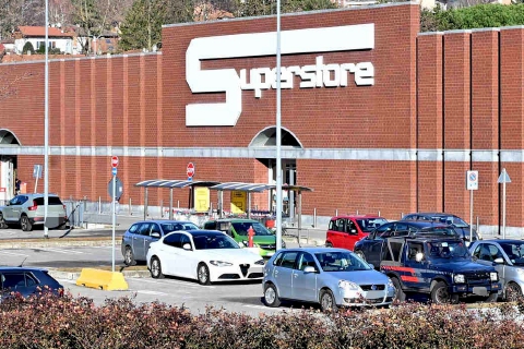 Ruba rasoi elettrici e paga le patatine all’Esselunga