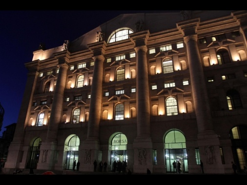 Borsa: Milano si salva in chiusura (+0,13%), crolla Stellantis