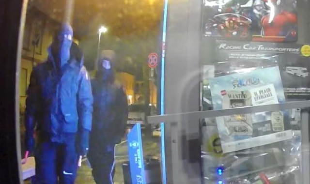 La coppia di ladri ripresa dalle telecamere di uno dei sei negozi presi di mira l’altra note a Borsano
