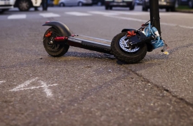 In monopattino contro un muro: è grave