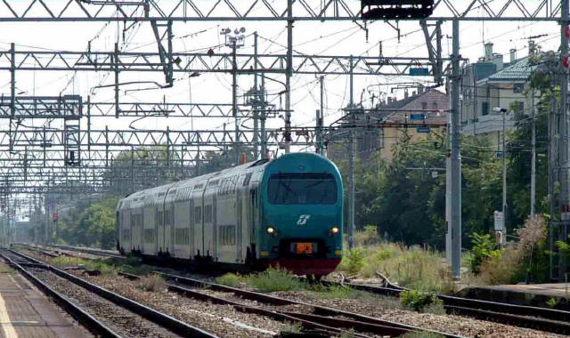L’uomo si aggirava sui binari della linea ferroviaria di Nerviano (foto Archivio)