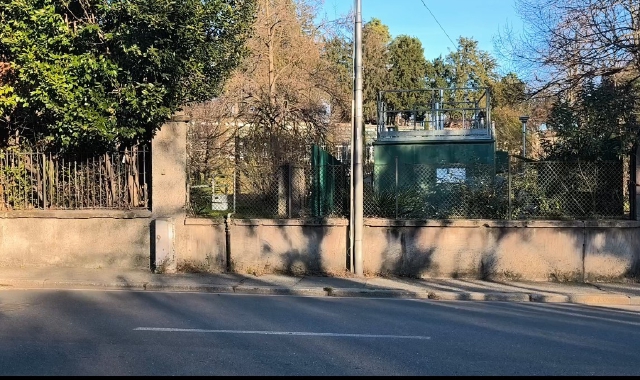 La centralina in via Copelli, nel centro di Varese, che rileva la qualità dell’aria