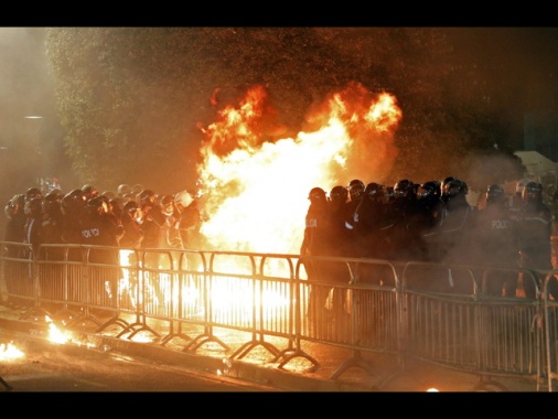 L'opposizione di centrodestra protesta in Albania, feriti 14 agenti