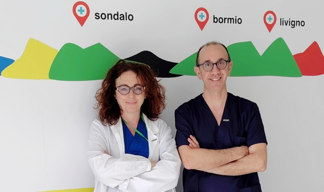 La dottoressa Giuditta Giussani, responsabile della SC Neurologia di Asst Valtellina e Alto Lario, e il dottor Simone Vidale, direttore della Neurologia varesina, nel presidio ospedaliero di Sondalo