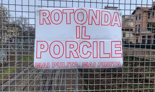 Il cartello di protesta comparso in largo Flaiano