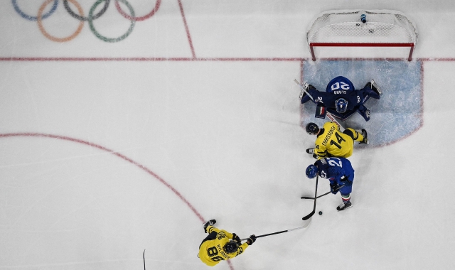 Nylander, Larkin, Eriksson Ek, e Clara combattono per il puck (foto Alexander Nemenov/AFP)