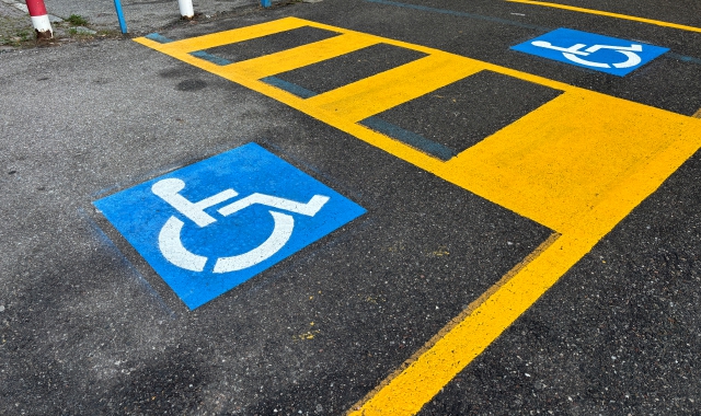 Usa il pass disabili della suocera morta: denunciato