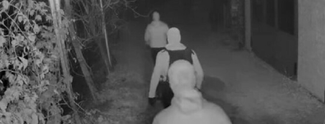 «Narcotizzati nel sonno e derubati». Avvelenato il cane