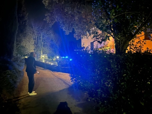 Proprietario spara in aria, ladro muore dissanguato in recinzione