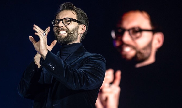 Raimondo Laino cerca di ipnotizzare tutti