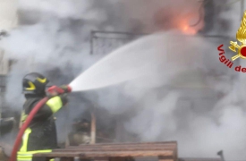 Incendio sul balcone, condominio evacuato