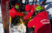 Sciatore caduto lungo il pendio, esercitazione del soccorso alpino