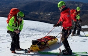 Sciatore caduto lungo il pendio, esercitazione del soccorso alpino