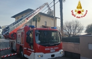 Fiamme dalla canna fumaria, incendio a Sangiano