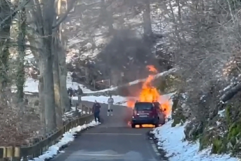 Auto in fiamme al Campo dei Fiori