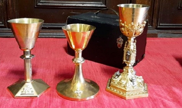 A lato, tre dei sette calici rubati l’altra notte nella chiesa di Caronno Pertusella. Grande lo sconcerto in parrocchia, indagano i carabinierii