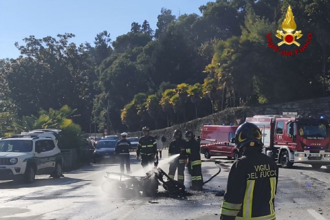 Lo schianto e le fiamme: motociclista grave, Statale bloccata