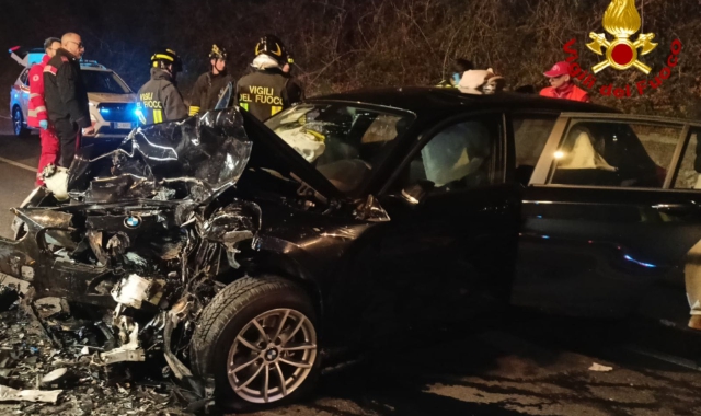 Scontro a Besnate, feriti intrappolati nelle auto: arriva l’elicottero