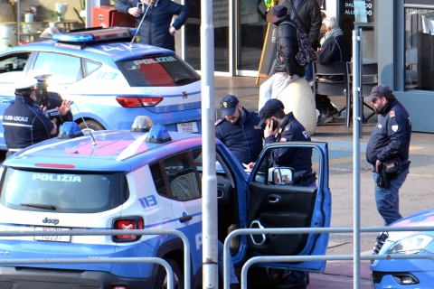 Insulti, calci e sputi alla polizia dopo l’aggressione al vigilante