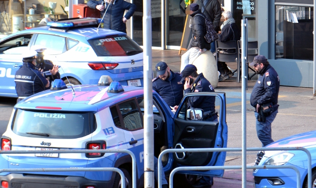 In alto, controlli della polizia di Stato davanti al Carrefour. A destra, la stazione mobile deicarabinieri in via Como(foto Archivio)