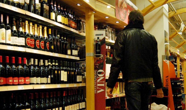 Cinquecento euro in tasca, ladro al market, escort di professione